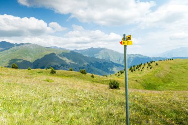 Gürcistan 'ın Tusheti kentindeki dağlarda yürüyüş levhası.