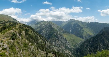 Diklo Kalesi 'nden Gürcistan' ın Tusheti Dağı 'na kadar uzanan Dağıstan sınırı. Kafkasların dağ sıraları