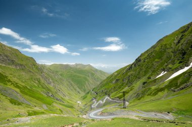 Georgia, Tusheti 'deki Abano Pass yolu. Omalo köyüne giden yol dünyanın en tehlikeli yollarından biri olarak kabul edilir.