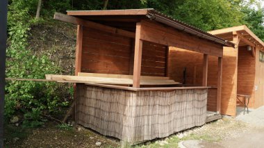 Ahşap bir kulübe Planks ile iç döşeme ahşap ahşap kulübe duvarlar ahşap ahşap tahtalar. Sıcak ahşap tonlar rahat ve davetkar bir atmosfer yaratıyor. Rahatlatıcı bir geri çekilme için mükemmel. Bu görüntü tenha bir kulübenin köy cazibesini yakalar.