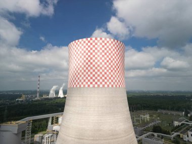 Jaworzno, Polonya - 05-06-2024 Jaworzno Elektrik Santrali Yangından bir gün sonra, 910 MW 'lık Chimney hava aracının gökyüzüne bakan görüntüsü