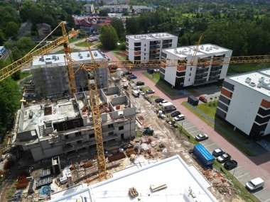 Kentsel Apartman İnşaat Alanı 'nın hava görüntüsü. Turnalı bir apartmanın havadan çekilmiş fotoğrafı. Tamamlanmış binalar ve kentsel alanlarla çevrili..