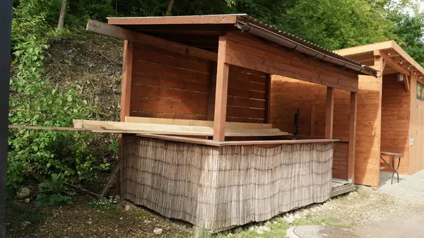 Ahşap bir kulübe Planks ile iç döşeme ahşap ahşap kulübe duvarlar ahşap ahşap tahtalar. Sıcak ahşap tonlar rahat ve davetkar bir atmosfer yaratıyor. Rahatlatıcı bir geri çekilme için mükemmel. Bu görüntü tenha bir kulübenin köy cazibesini yakalar.