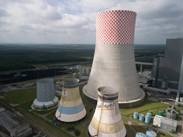 Jaworzno, Polonya - 05-06-2024 Jaworzno Elektrik Santrali Yangından bir gün sonra, güneşli havada 910 MW hava sahasının insansız hava aracı görüntüsü