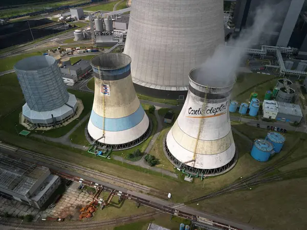 Jaworzno, Polonya - 05-06-2024 Jaworzno Enerji Santrali Yangından bir gün sonra, 910 MW birim görüntüsü üç küçük enerji bloğu