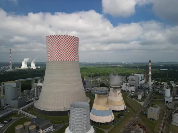 Jaworzno, Polonya - 05-06-2024 Jaworzno Elektrik Santrali Yangından bir gün sonra, 910 MW görünümü drone görüntüsü diğer elektrik santrali bacaları, arka planda duman içerir