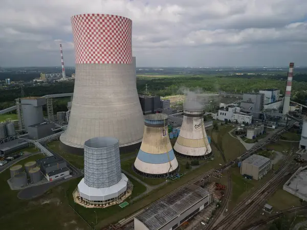 Jaworzno, Polonya - 05-06-2024 Jaworzno Elektrik Santrali Yangından bir gün sonra, 910 MW birim görüntüsü diğer güç santrali bacaları içerir