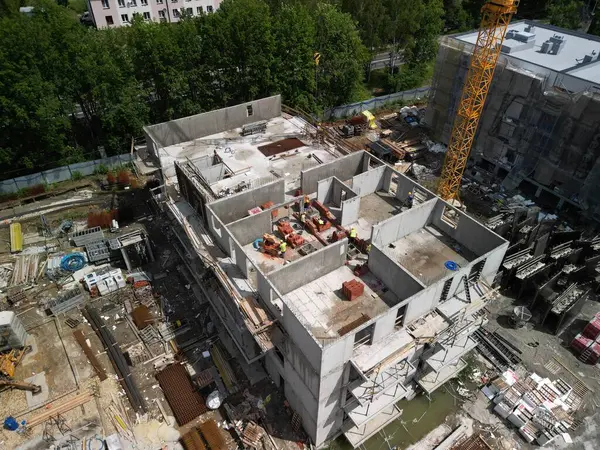 Block İnşaat 'ın İşçilerin Bölüm Duvarları Kurduğu Drone Manzarası A insansız hava aracı, en üst katta altı işçinin turuncu tuğlalardan yapılmış bölme duvarları düzenlediği bir binanın inşaatını yakalıyor. Havadan bakıldığında benzersiz görünüyor.