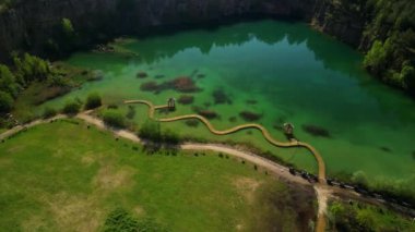 Park Grodek Jaworzno Polonya muhteşem insansız hava aracı gölü vurdu. Temiz su Parkı Grodek Jaworzno Polonya muhteşem insansız hava aracı gölü temizledi.