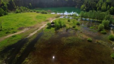 Yeşil Göl 'ün Eğri Ahşap İskelesi ve Yeşil Göl' ün Eğri Ahşap İskelesi ile Havadan görünüşü ve Yeşil Göl 'ün Uçurumları ve Uçan Havadan görünüşü. Uçurumlar ve yeşilliklerle çevrili yeşil bir göl..