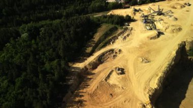 Dolomite Açık Çukur Mayını 'nın, taşıma bantları ve ormanla çevrili havadan görüntüsü bu hava aracının orman bölgesinde yuva yapmış bir dolomit madenini yakalıyor. Taşıyıcı bantlar belirgin bir şekilde görünür, materyal taşımak için tasarlanmıştır.