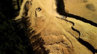 Sandy Yolu 'ndaki tepeden tırın yukarıdan aşağı hava görüntüsü kumlu bir yolda giden bir kamyonu gösteriyor. Video aracı hareket halinde yakalıyor, kumlu yüzeyin dokusunu ve çevresini vurguluyor. Şeyi...
