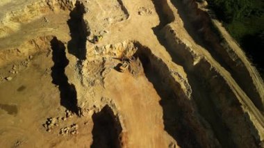 Excavator ile Açık Çukur Dolomite Quarry Bu görüntü, dolomit toplayan bir kazıcı ile birlikte bir açık çukur dolomit ocağı görüntüsü verir. Fotoğraf, inşaat malzemeleri ve sergilerin sanayi sürecini vurguluyor