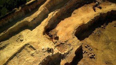 Aktif Makinelerle Dolomite Quarry 'nin hava görüntüsü aktif makineleri gösteren bir dolomit ocağının havadan görüntüsü. Görüntü, maden ocağının karmaşık planını çeşitli maden ekipmanları ve makinelerle birlikte görüntülüyor.