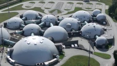 Otomobil Keşif Yolu Perspektifi A 'dan insansız hava aracı kalkıyor. Park halindeki bir arabadan insansız hava aracı havalanıyor ve zarif bir şekilde gökyüzüne yükseliyor. İHA yükselirken, yakındaki yol olan showca 'nın geniş bir perspektifini ortaya çıkarıyor.