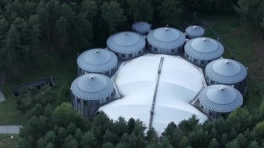 Otomobil Keşif Yolu Perspektifi A 'dan insansız hava aracı kalkıyor. Park halindeki bir arabadan insansız hava aracı havalanıyor ve zarif bir şekilde gökyüzüne yükseliyor. İHA yükselirken, yakındaki yol olan showca 'nın geniş bir perspektifini ortaya çıkarıyor.