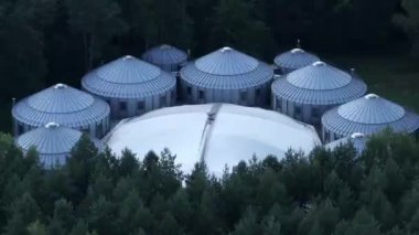 Otomobil Keşif Yolu Perspektifi A 'dan insansız hava aracı kalkıyor. Park halindeki bir arabadan insansız hava aracı havalanıyor ve zarif bir şekilde gökyüzüne yükseliyor. İHA yükselirken, yakındaki yol olan showca 'nın geniş bir perspektifini ortaya çıkarıyor.