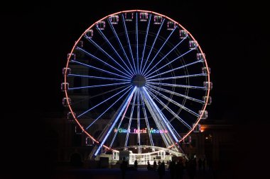 Renkli ışıklarla aydınlatılmış dönme dolap.