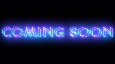 Film fragmanı geliyor. Kısa bir mesaj geldi. Yüksek çözünürlüklü koyu renk arkaplan üzerinde parıldayan neon renkli bir taslak içeren Neon renkli Coming Soon kelime çizelgesi.