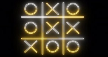 Siyah arkaplanda 4K beyaz ve sarı Tic Tac Toe oyun simgesi. Siyah arkaplanda parlayan neon hattı Tic Tac Toe X-O oyun simgesi. Teknoloji video animasyonu. Herhangi bir videoda kullanması kolay.