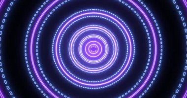 4K neon, mor ve mavi renkli animasyon tüneli hareket hızıyla ilerliyor. 4K 'de parlak mavi ve mor ışık tüneli. Teknoloji video animasyonu. Herhangi bir videoda kullanması kolay. 