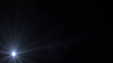 Güzel hareket eden el feneri. Ödüller, lüks, reklamlar ve film için arka planda parlak ışınlar. Soyut el feneri. Siyah arkaplanda fotoğrafçıların görüntüleri..