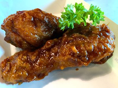 Ballı kızarmış tavuk ve nane sosu.