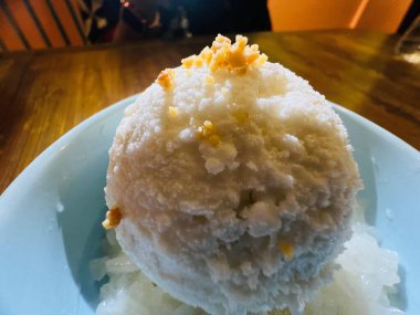 Yapışkan pirinç ve hindistan cevizi sütüyle Tayland usulü dondurma..