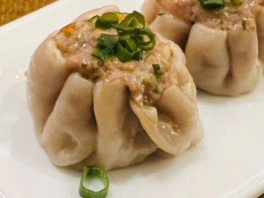 Kızarmış tavuk ve yeşil soğanla doldurulmuş hamur tatlısı..