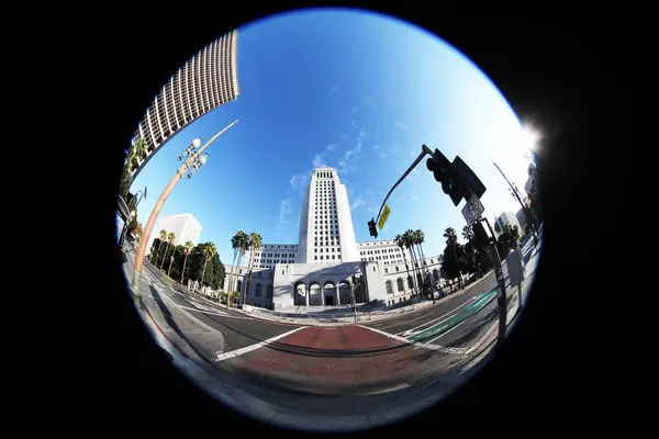 Sokağın karşısındaki Los Angeles Belediye Binası - Fisheye Lens