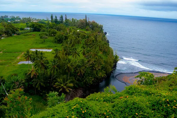 Maui Hawaii 'deki Hana Yolu' ndaki çiftlik köyü ve sahil şeridi.