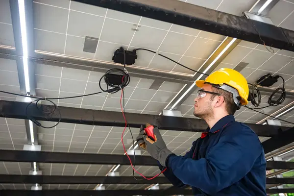 Mühendislik teknik servisi elektrik sayacı ile güneş panelini kontrol ediyor, sistem düzgün çalışıyor mu diye kontrol ediyor.