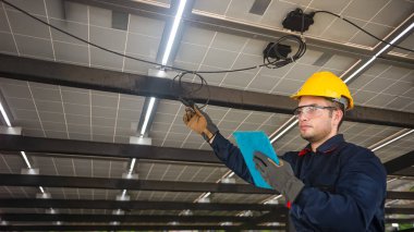 Mühendislik teknik servisi güneş panelini kontrol ederken tabletindeki güneş panelinin düzgün çalıştığından emin olmak istiyor.