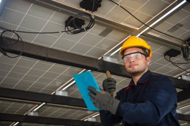 Mühendislik teknik servisi güneş panelini kontrol ederken tabletindeki güneş panelinin düzgün çalıştığından emin olmak istiyor.