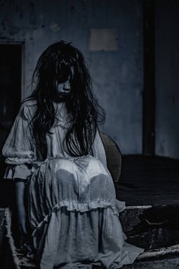 Terk edilmiş bir otel odasında dargınlıkla ölen genç bir kadının ruhu.