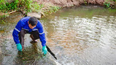 Su kaynakları mühendisleri, suyun doğal su kaynaklarından akan saflığını test etmek için su örnekleri toplayarak kontrol ediyorlar..