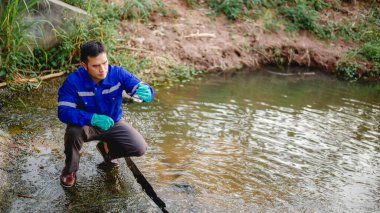 Su kaynakları mühendisleri, suyun doğal su kaynaklarından akan saflığını test etmek için su örnekleri toplayarak kontrol ediyorlar..