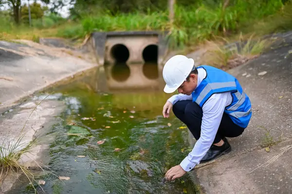 Su kaynakları mühendisleri su kaynağının sağlığını belirlemek için kanalizasyondan alınan su örneklerini inceliyorlar..
