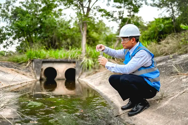 Su kaynakları mühendisleri su kaynağının sağlığını belirlemek için kanalizasyondan alınan su örneklerini inceliyorlar..