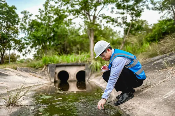 Su kaynakları mühendisleri su kaynağının sağlığını belirlemek için kanalizasyondan alınan su örneklerini inceliyorlar..