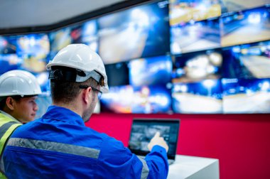 CCTV operatörleri bölgedeki trafiği izliyor ve durumu rapor ediyorlar..