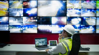 CCTV memuru kontrol odasındaki trafiği birden fazla monitörden izliyor..