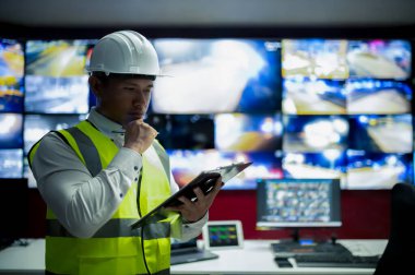 CCTV memuru kontrol odasındaki trafiği birden fazla monitörden izliyor..