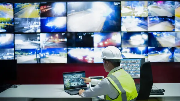 CCTV memuru kontrol odasındaki trafiği birden fazla monitörden izliyor..