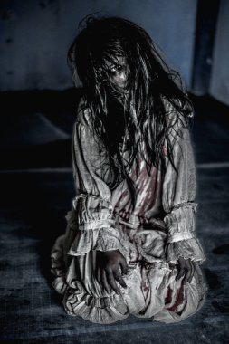 Terk edilmiş bir odada mahsur kalmış genç bir kadının hayaleti..