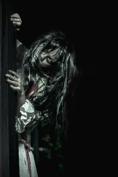 Bir kadın hayalet kafasını odanın kapısından dışarı çıkarıyordu ve korku içinde bakıyordu..