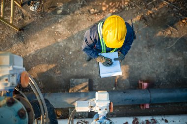 Bakım teknisyeninin üst görüntüsü su havuzunu inceliyor.