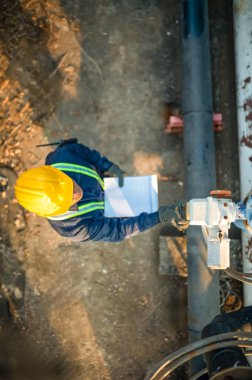 Bakım teknisyeninin üst görüntüsü su havuzunu inceliyor.