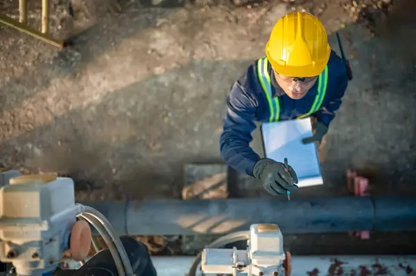 Bakım teknisyeninin üst görüntüsü su havuzunu inceliyor.