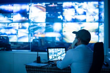 CCTV operatörü durumu telefonla bildiriyor..